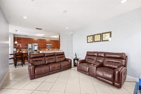 Villa ou maison à vendre à Miami, Floride: 4 chambres, 234.86 m2 № 2173335 - photo 11