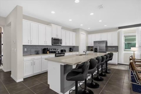 Casa en venta en Kissimmee, Florida, 9 dormitorios, 405.33 m2 № 1908666 - foto 9