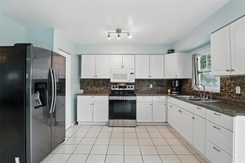 House in Edgewater, Florida 3 bedrooms, 125.42 sq.m. № 1914347 - photo 10