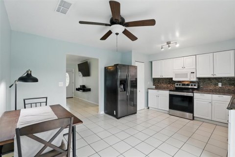 House in Edgewater, Florida 3 bedrooms, 125.42 sq.m. № 1914347 - photo 11