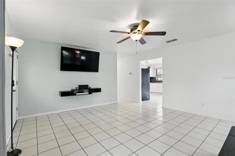 House in Edgewater, Florida 3 bedrooms, 125.42 sq.m. № 1914347 - photo 5