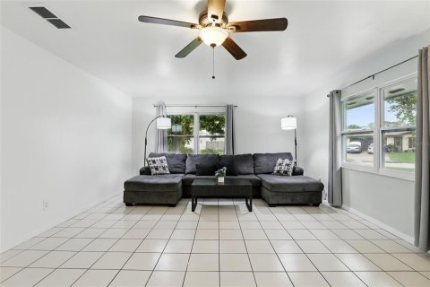 House in Edgewater, Florida 3 bedrooms, 125.42 sq.m. № 1914347 - photo 6
