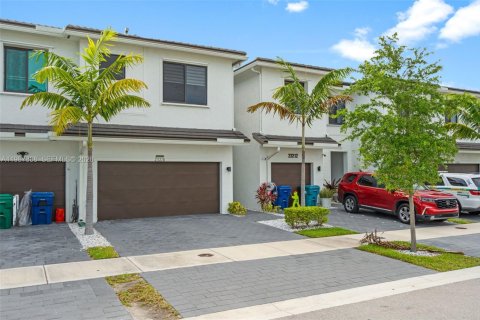 Townhouse in Homestead, Florida 4 bedrooms, 183.95 sq.m. № 2060390 - photo 2