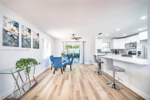 House in Lauderdale Lakes, Florida 3 bedrooms, 110.55 sq.m. № 2267568 - photo 11