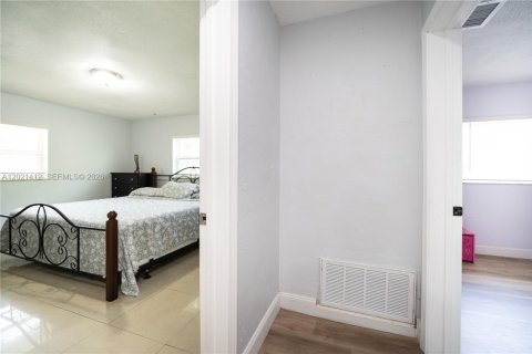 House in Lauderdale Lakes, Florida 3 bedrooms, 110.55 sq.m. № 2267568 - photo 25