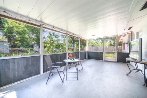 House in Lauderdale Lakes, Florida 3 bedrooms, 110.55 sq.m. № 2267568 - photo 16