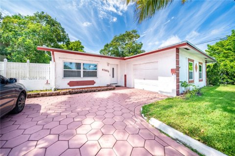 House in Lauderdale Lakes, Florida 3 bedrooms, 110.55 sq.m. № 2267568