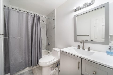 House in Lauderdale Lakes, Florida 3 bedrooms, 110.55 sq.m. № 2267568 - photo 19