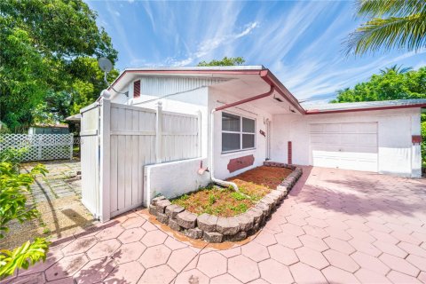 House in Lauderdale Lakes, Florida 3 bedrooms, 110.55 sq.m. № 2267568 - photo 2