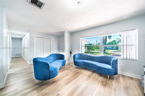 House in Lauderdale Lakes, Florida 3 bedrooms, 110.55 sq.m. № 2267568 - photo 10