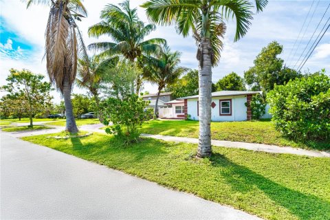 House in Lauderdale Lakes, Florida 3 bedrooms, 110.55 sq.m. № 2267568 - photo 3