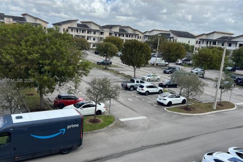 Condo in Doral, Florida, 2 bedrooms  № 2040466 - photo 3