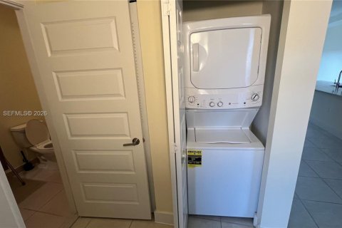 Condo in Doral, Florida, 2 bedrooms  № 2040466 - photo 21