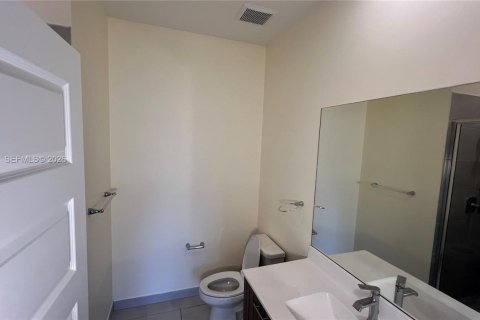 Condo in Doral, Florida, 2 bedrooms  № 2040466 - photo 11
