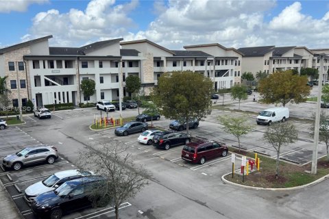 Condo in Doral, Florida, 2 bedrooms  № 2040466 - photo 2