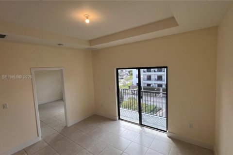 Condo in Doral, Florida, 2 bedrooms  № 2040466 - photo 13