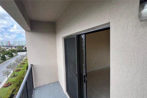 Condo in Doral, Florida, 2 bedrooms  № 2040466 - photo 25