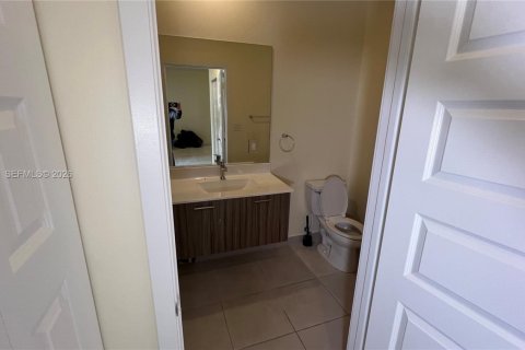 Condo in Doral, Florida, 2 bedrooms  № 2040466 - photo 17