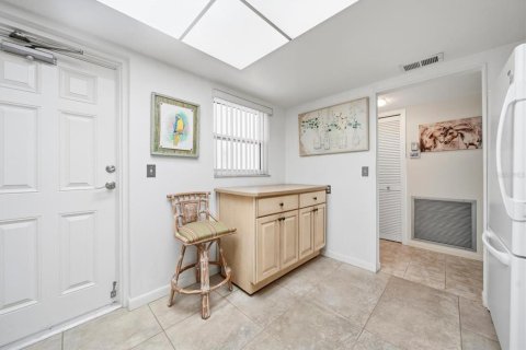 Condo in Saint Petersburg, Florida, 2 bedrooms № 2106561 - photo 8