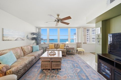 Condo in Saint Petersburg, Florida, 2 bedrooms № 2106561 - photo 19