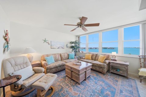 Condo in Saint Petersburg, Florida, 2 bedrooms № 2106561 - photo 18