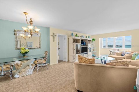 Condo in Saint Petersburg, Florida, 2 bedrooms № 2106561 - photo 12