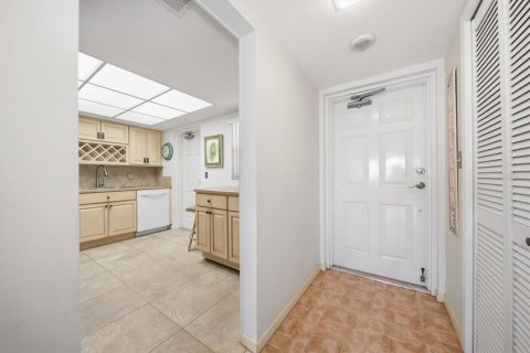 Condo in Saint Petersburg, Florida, 2 bedrooms № 2106561 - photo 5