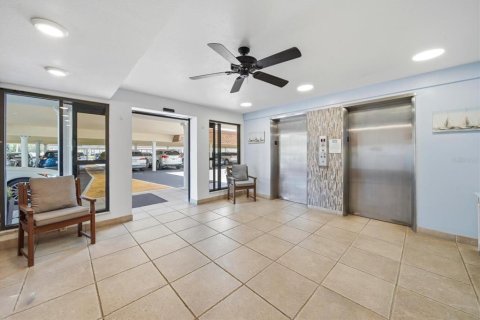 Condo in Saint Petersburg, Florida, 2 bedrooms № 2106561 - photo 3