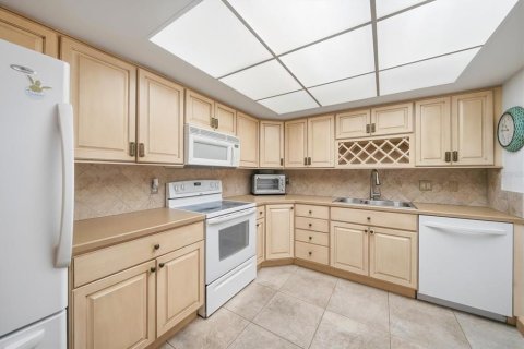 Condo in Saint Petersburg, Florida, 2 bedrooms № 2106561 - photo 7