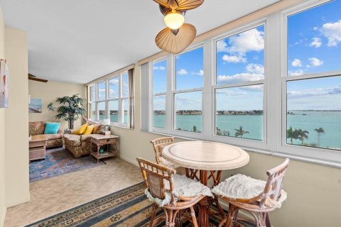 Condo in Saint Petersburg, Florida, 2 bedrooms № 2106561 - photo 15