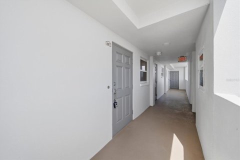 Condo in Saint Petersburg, Florida, 2 bedrooms № 2106561 - photo 4