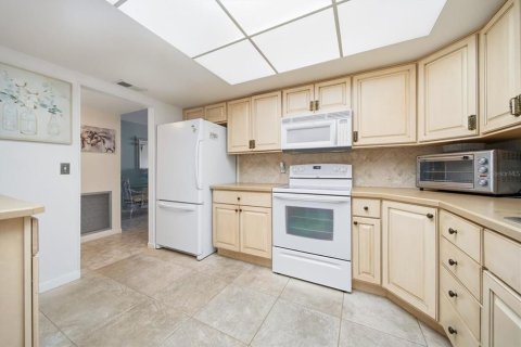 Condo in Saint Petersburg, Florida, 2 bedrooms № 2106561 - photo 9
