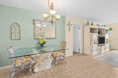 Condo in Saint Petersburg, Florida, 2 bedrooms № 2106561 - photo 11