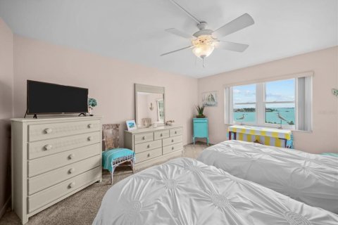 Condo in Saint Petersburg, Florida, 2 bedrooms № 2106561 - photo 24