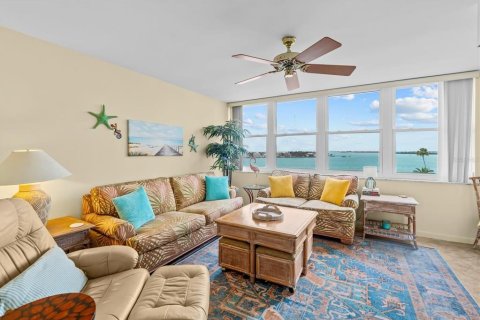 Condo in Saint Petersburg, Florida, 2 bedrooms № 2106561 - photo 16