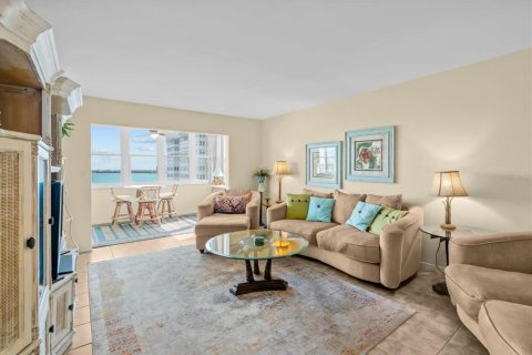 Condo in Saint Petersburg, Florida, 2 bedrooms № 2106561 - photo 13