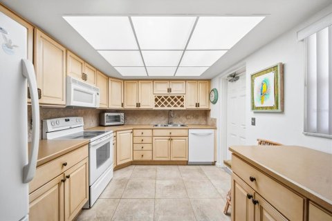 Condo in Saint Petersburg, Florida, 2 bedrooms № 2106561 - photo 6
