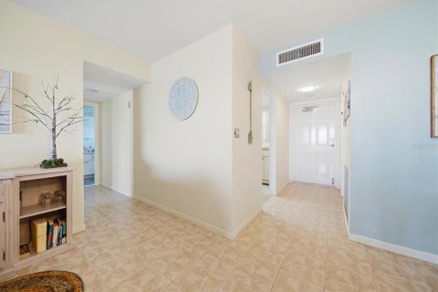 Condo in Saint Petersburg, Florida, 2 bedrooms № 2106561 - photo 10