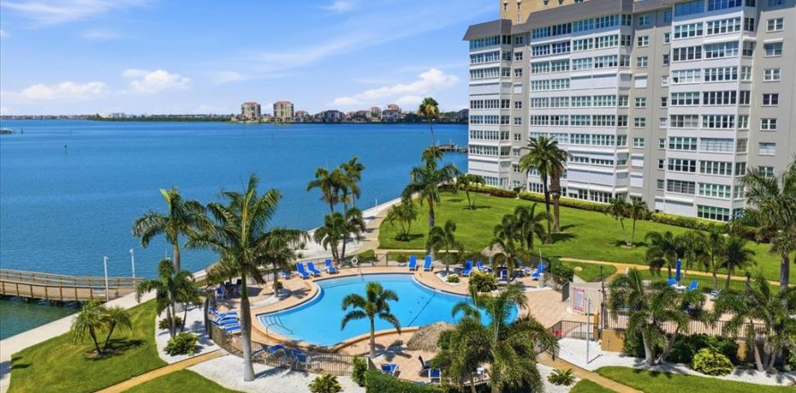 Condo in Saint Petersburg, Florida, 2 bedrooms № 2106561