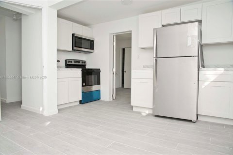 Casa en alquiler en Hollywood, Florida, 2 dormitorios, 60.39 m2 № 1877877 - foto 1