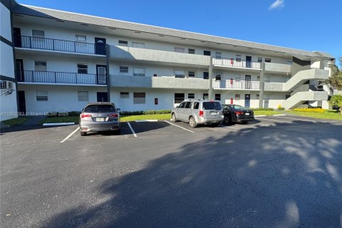 Condominio en venta en Tamarac, Florida, 2 dormitorios, 95.22 m2 № 1954203 - foto 1