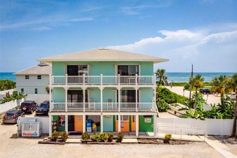 Duplex in New Smyrna Beach, Florida 5 bedrooms, 361.2 sq.m. № 1325143 - photo 1