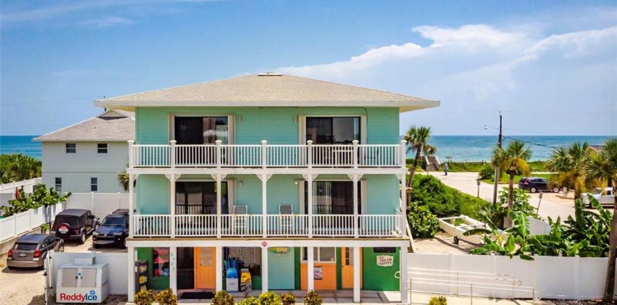 Duplex in New Smyrna Beach, Florida 5 bedrooms, 361.2 sq.m. № 1325143