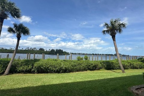 Condo in New Smyrna Beach, Florida, 2 bedrooms  № 1392738 - photo 25