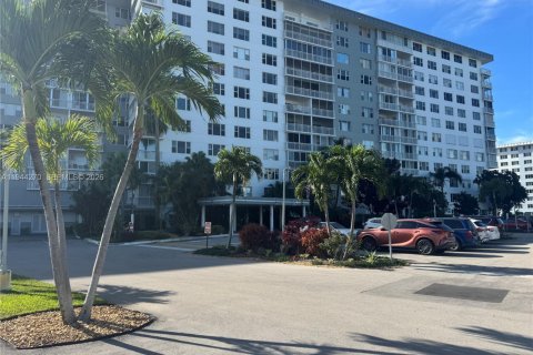 Condo in Hollywood, Florida, 2 bedrooms  № 2000737 - photo 4