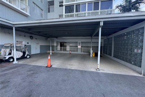 Condo in Hollywood, Florida, 2 bedrooms  № 2000737 - photo 10