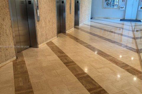 Condo in Hollywood, Florida, 2 bedrooms  № 2000737 - photo 18