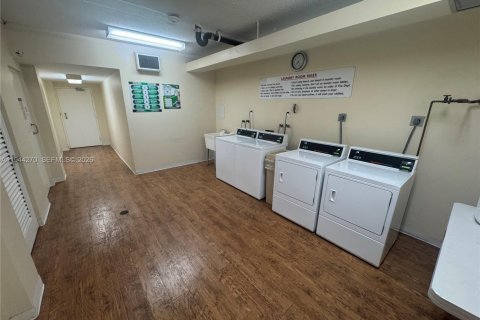 Condo in Hollywood, Florida, 2 bedrooms  № 2000737 - photo 13