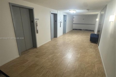 Condo in Hollywood, Florida, 2 bedrooms  № 2000737 - photo 12