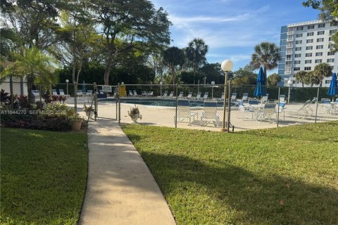 Condo in Hollywood, Florida, 2 bedrooms  № 2000737 - photo 23